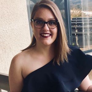 Meet your Posher, Larissa